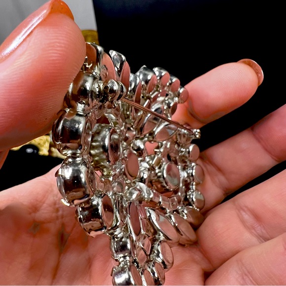 Beautiful Large Vintage Clear Rhinestone Brooch w/ Silver Tone Setting - Picture 5 of 7